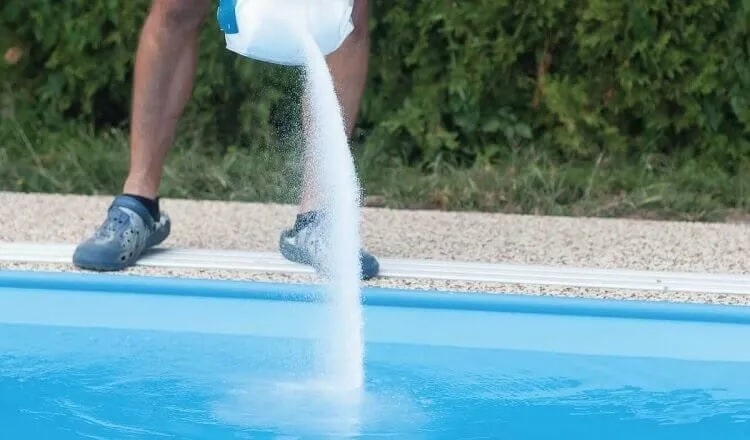 Traitement eau piscine au sel
